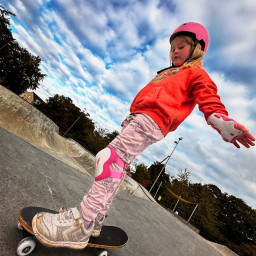 Photo by girafpingvin (Daniel Bahl)🦒️🐧️ on September 16, 2024. May be an image of 1 person, skateboard, scooter and text.