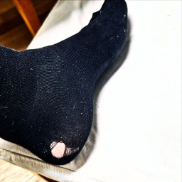 Photo by girafpingvin (Daniel Bahl)🦒️🐧️ on September 17, 2024. May be an image of sock and tights.