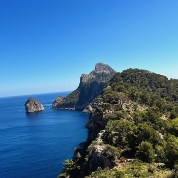 Photo by girafpingvin (Daniel Bahl)🦒️🐧️ on July 04, 2024. May be an image of the Blue Grotto and coast.