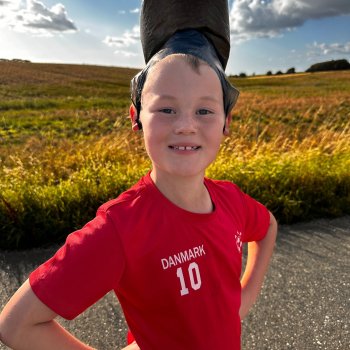 Photo by girafpingvin (Daniel Bahl)🦒️🐧️ on August 04, 2024. May be an image of 1 person, child, playing soccer, playing baseball, playing softball, sweat band, headband and text.