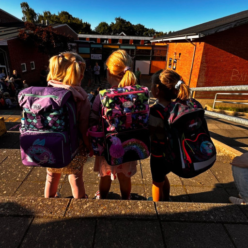 Photo by girafpingvin (Daniel Bahl)🦒️🐧️ on August 13, 2024. May be an image of 6 people and school bus.