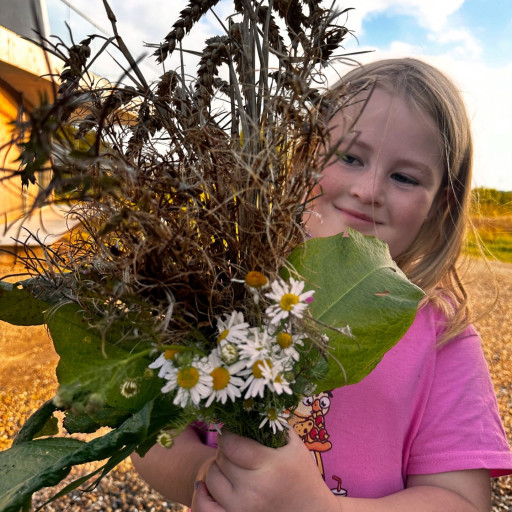 Photo by girafpingvin (Daniel Bahl)🦒️🐧️ on August 29, 2024. May be an image of 1 person and dandelion.