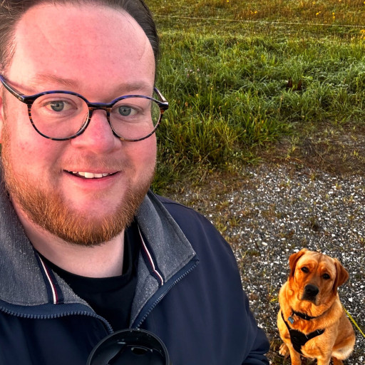 Photo by girafpingvin (Daniel Bahl)🦒️🐧️ on August 29, 2024. May be a selfie of 1 person, golden retriever and Indian paintbrush.