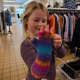 Photo by girafpingvin (Daniel Bahl)🦒️🐧️ on October 18, 2024. May be an image of 2 people, crochet, sock, knit and sweater.