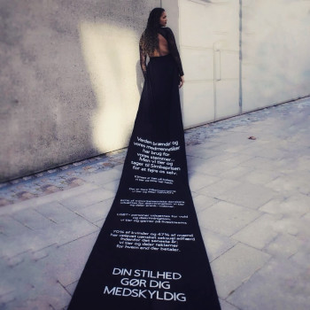 Photo by girafpingvin (Daniel Bahl)🦒️🐧️ on October 03, 2024. May be an image of ‎1 person, standing, dress, gown and ‎text that says '‎Verdonbraondeog Voree Verden braende og are ledment Tedmennesker edmens ובאחתם ennesket M Ores stemm stem rugtor tager tHSi envi He Simbin Simr vitier for Simbapris mbapr aprisen Priset fejre hergw Witlerogdararir น for fvem Indent ordet det oneste& tear: dele mda meend betaler, DIN STILHED GOR DIG MEDSKYLDIG MEDSK YLDIG‎'‎‎.