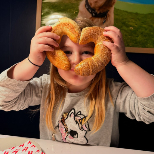 Photo by girafpingvin (Daniel Bahl)🦒️🐧️ on November 17, 2024. May be an image of 1 person and pretzel.