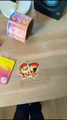 Pakker merchpakke til vinderen fra vores live i går #girafpingvin